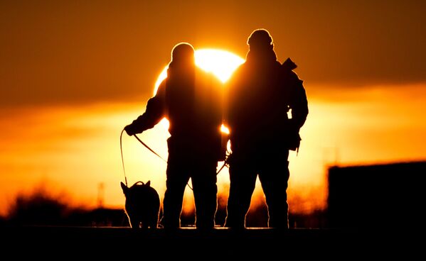 ضباط الشرطة يتفقدون المنطقة حول منصة الفضاء بايكونور قبل إطلاق الصاروخ الحامل سويوز إف غ - سبوتنيك عربي