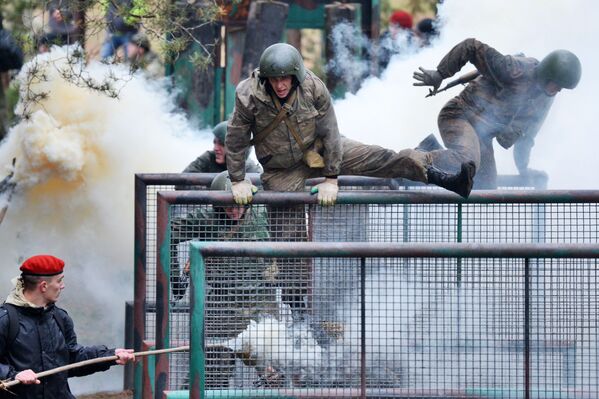 القوات الخاصة البيلاروسية خلال مرحلة التأهيل لاختبار الحق في ارتداء القبعة الحمراء في المركز التدريبي للقوات البيلاروسية بالقرب من مينسك، بيلاروسيا - سبوتنيك عربي