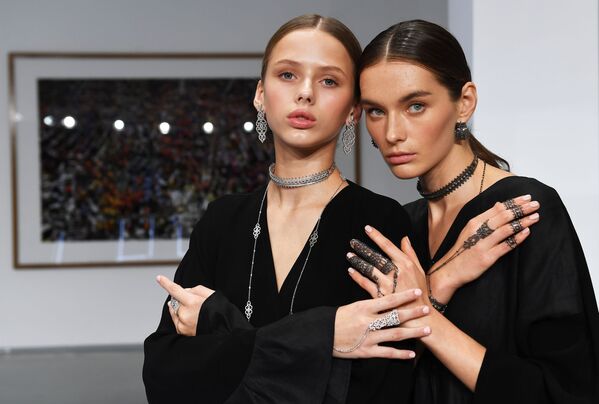 عارضتا أزياء تقدمتا مجوهرات لدار المجوهرات Noudar بمعرض فصول قطر بمتحف لفنون الوسائط المتعددة في موسكو. - سبوتنيك عربي