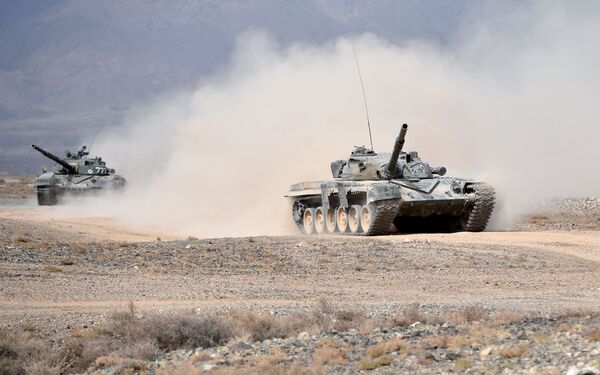 دبابات تي-72 خلال التدريبات العسكرية فزايموديستفي - 2018 - سبوتنيك عربي