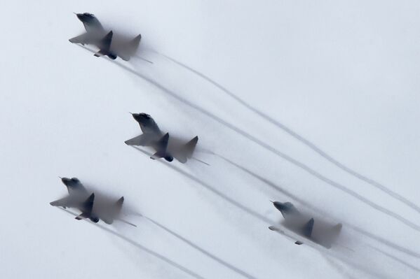 فرقة الاستعراض الجوي ستريجي (ميغ-29) خلال فعالية وزارة الدفاع الروسية الخدمة العسكرية بموجب العقد - اختيارك في كوستروما الروسية - سبوتنيك عربي