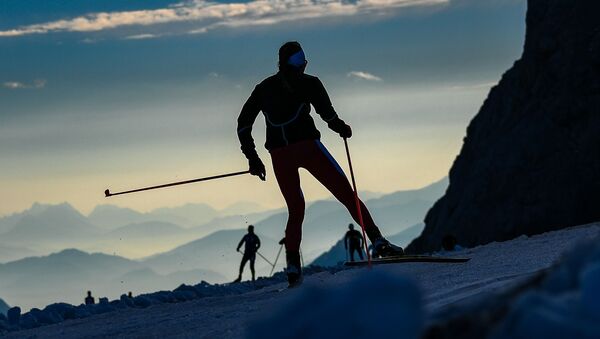 الرياضيون خلال دورة تدريبية حول نهر داتشستين الجليدي في النمسا - سبوتنيك عربي