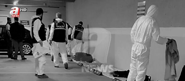 قف خبراء الطب الشرعي في الشرطة التركية بملابس بيضاء وهم يفحصون سيارة تابعة للقنصلية السعودية عثر عليها في موقف للسيارات في إسطنبول - سبوتنيك عربي