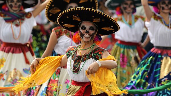 مشاركو فعالية احتفالية بـ يوم الأموات في المكسيك، 27 أكتوبر/ تشرين الأول 2018 - سبوتنيك عربي