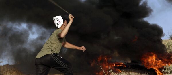 أحد المتظاهرين الفلسطينيين على الحاجز الحدودي بين قطاع غزة وإسرائيل، في بيت لاهيا شمال القطاع، 29 أكتوبر/ تشرين الأول 2018 - سبوتنيك عربي