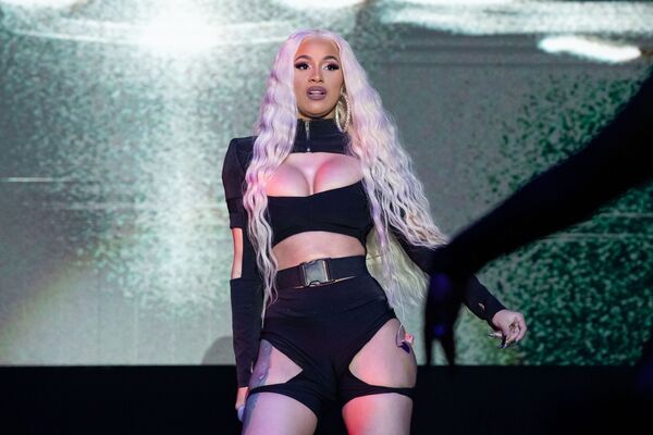 مغنية هيب هوب الأمريكية كاردي بي (Cardi B) خلال حفل غنائي بمهرجان مالا لونا (Mala Luna) في سان أطونيو، تكساس 27 أكتوبر/ تشرين الأول 2018 - سبوتنيك عربي