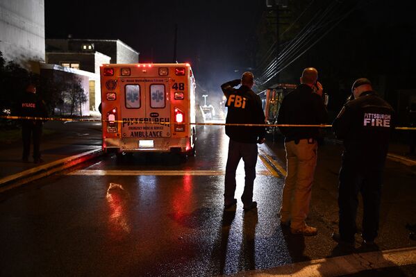 عناصر إف بي أي بموقع حادثة إطلاق نار في الكنس اليهودي لايف سينوغوغ في بيتسبورغ، حيث قتل 11 شخصا، 27 أكتوبر/ تشرين الأول 2018 - سبوتنيك عربي