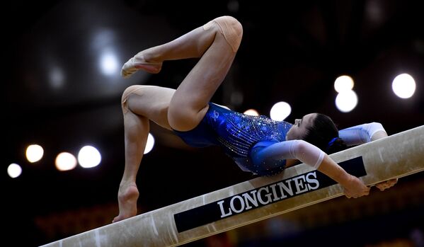 لاعبة الجمباز الروسية إرينا أليكسييفا خلال الأداء على عارضة التوازن في النهائي لفريق السيدات في إطار بطولة العالم للجمباز في الدوحة، قطر - سبوتنيك عربي