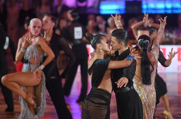 مشاركان أوكرانيان، سيرغي أغفانيان وداريا ماجوفا،خلال بطولة أوروبا لرقصات أمريكا اللايتينية في قاعة قصر الكرملين - سبوتنيك عربي