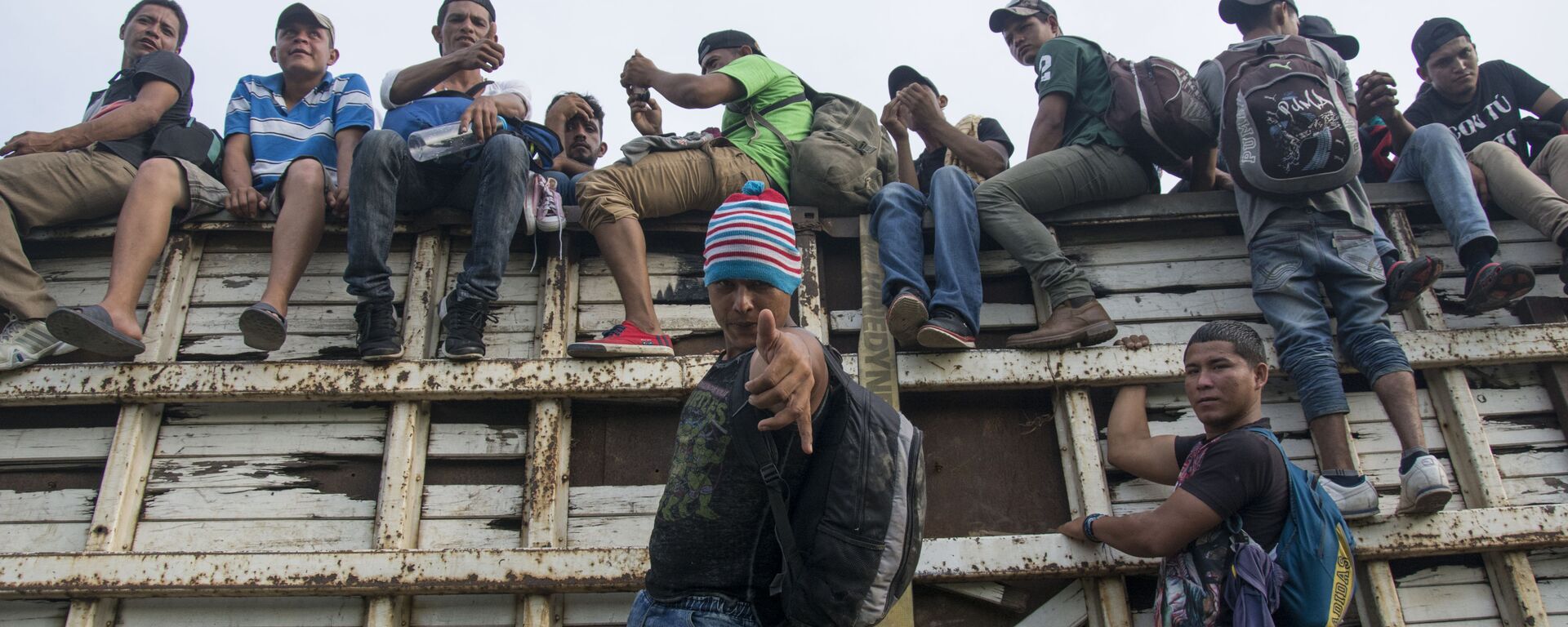 مهاجرون من هندوراس، ضمن قافلة المهاجرين واللاجئين، متوجهون من المكسيك إلى حدود الولايات المتحدة الأمريكية - سبوتنيك عربي, 1920, 16.05.2025