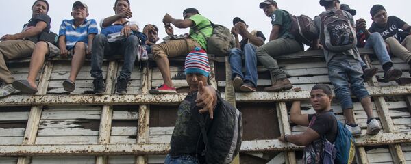 مهاجرون من هندوراس، ضمن قافلة المهاجرين واللاجئين، متوجهون من المكسيك إلى حدود الولايات المتحدة الأمريكية مهاجرون من هندوراس، ضمن قافلة المهاجرين واللاجئين، متوجهون من المكسيك إلى حدود الولايات المتحدة الأمريكية - سبوتنيك عربي