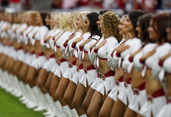 فريق التشجيع لنادي ذا أريزونا كاردينالز خلال مباراة كرة القدم مع الناي سان فرانسيسكو، 28 أكتوبر/ تشرين الأول 2018 - سبوتنيك عربي