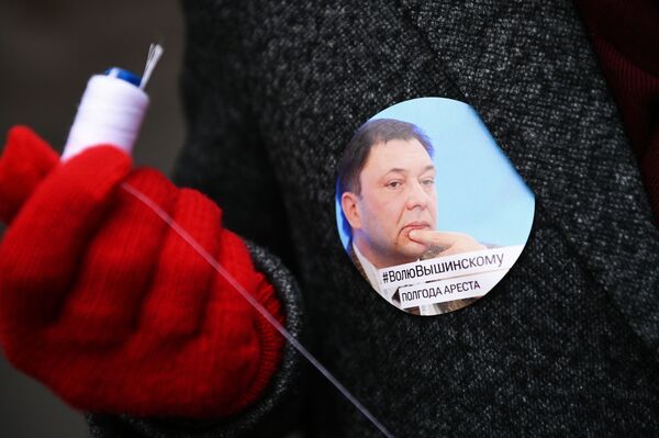 وقفة تضامنية مع الصحفي الروسية المحتجز كيريل فيشينسكي في أوكرانيا، أمام مبنى السفارة الأوكرانية في موسكو - سبوتنيك عربي