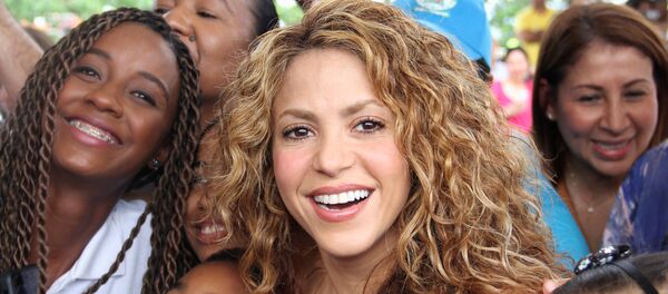 المطربة الكولومبية شاكيرا مع الأطفال في مسقط رأسها بارانكيا في كولومبيا، 2 نوفمبر/تشرين الثاني 2018 - سبوتنيك عربي