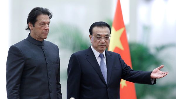 رئيس الوزراء الباكستاني عمران خان مع نظيره الصيني لي كه تشيانغ في العاصمة الصينية بكين، 2 نوفمبر/تشرين الثاني 2018 رئيس الوزراء الباكستاني عمران خان مع نظيره الصيني لي كه تشيانغ في العاصمة الصينية بكين، 2 نوفمبر/تشرين الثاني 2018 - سبوتنيك عربي