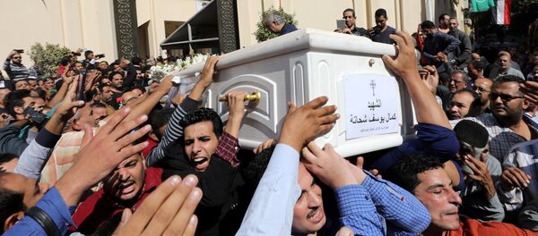 مشيعون يحملون نعشًا خلال جنازة المسيحيين الأقباط الذين قتلوا في هجوم في المنيا - سبوتنيك عربي
