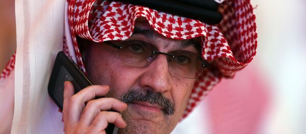 الملياردير السعودي الأمير الوليد بن طلال يتحدث على هاتفه المحمول أثناء حضوره المؤتمر الثاني لمبادرة الاستثمار المستقبلي في الرياض - سبوتنيك عربي