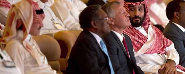 ولي العهد السعودي محمد بن سلمان ينظر إلى الملياردير السعودي الأمير الوليد بن طلال إلى اليسار بينما يجلس بجانبه العاهل الأردني الملك عبد الله الثاني خلال مؤتمر مبادرة الاستثمار المستقبلية في الرياض ولي العهد السعودي محمد بن سلمان ينظر إلى الملياردير السعودي الأمير الوليد بن طلال إلى اليسار بينما يجلس بجانبه العاهل الأردني الملك عبد الله الثاني خلال مؤتمر مبادرة الاستثمار المستقبلية في الرياض - سبوتنيك عربي