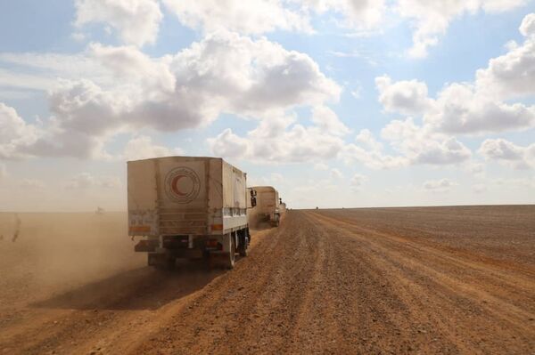 بعد وصولهم بحماية روسية.. فرق الهلال الأحمر السوري تبدأ تلقيح أطفال مخيم الركبان - سبوتنيك عربي