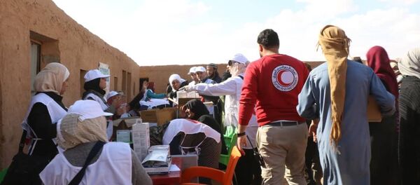 بعد وصولهم بحماية روسية.. فرق الهلال الأحمر السوري تبدأ تلقيح أطفال مخيم الركبان بعد وصولهم بحماية روسية.. فرق الهلال الأحمر السوري تبدأ تلقيح أطفال مخيم الركبان - سبوتنيك عربي