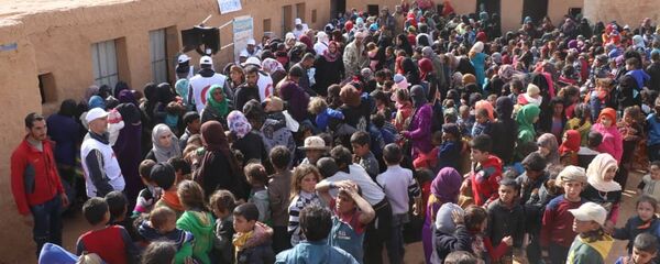بعد وصولهم بحماية روسية.. فرق الهلال الأحمر السوري تبدأ تلقيح أطفال مخيم الركبان - سبوتنيك عربي
