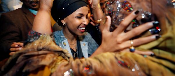 أول محجبة من جذور صومالية، إلهان عمر، تدخل الكونغرس الأمريكي - سبوتنيك عربي