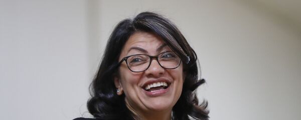 عضو الحزب الديمقراطي في الكونغرس الأمريكي، رشيدة طليب، ذات أصول فلسطينية، خلال الاحتفال بالفوز في الانتخابات النصفية - سبوتنيك عربي