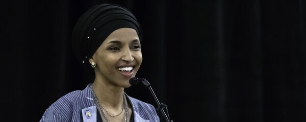 أول محجبة من جذور صومالية، إلهان عمر، تدخل الكونغرس الأمريكي - سبوتنيك عربي