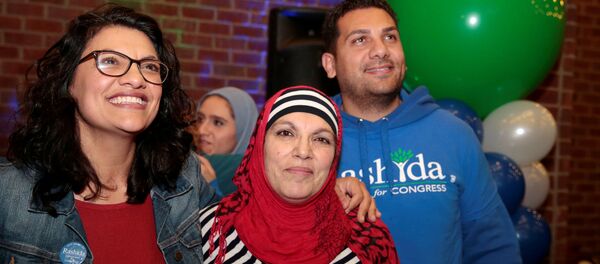 عضو الحزب الديمقراطي في الكونغرس الأمريكي، رشيدة طليب، ذات أصول فلسطينية مع والدتها خلال الاحتفال بالفوز في الانتخابات النصفية - سبوتنيك عربي