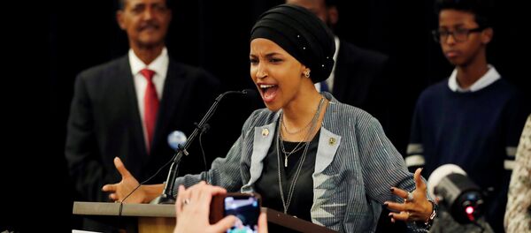 أول محجبة من جذور صومالية، إلهان عمر، تدخل الكونغرس الأمريكي - سبوتنيك عربي
