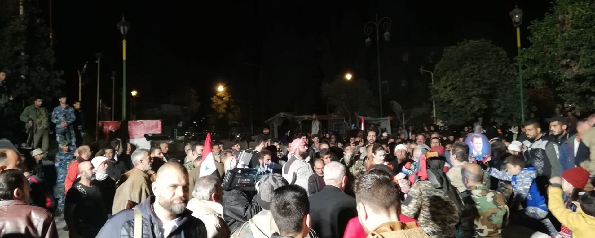 حشود شعبية في ساحة السويداء جنوب سوريا بانتظار وصول المختطفين بعد تحريرهم من قبضة داعش - سبوتنيك عربي, 1920, 01.05.2025