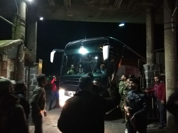 لحظة وصول المختطفين الذين حررهم الجيش السوري من قبضة داعش الإرهابي  - سبوتنيك عربي