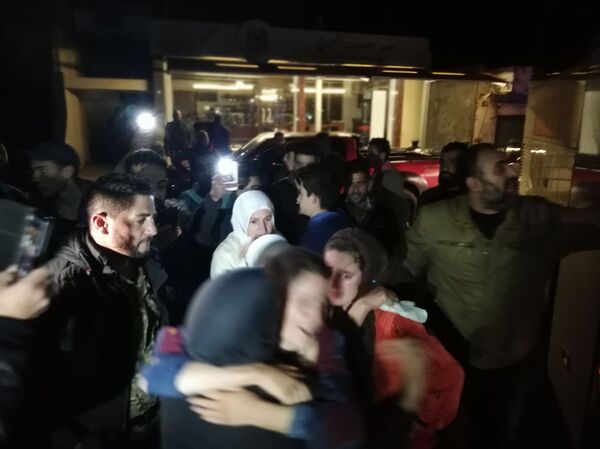 لحظة وصول المختطفين المحررين إلى السويداء في سوريا - سبوتنيك عربي