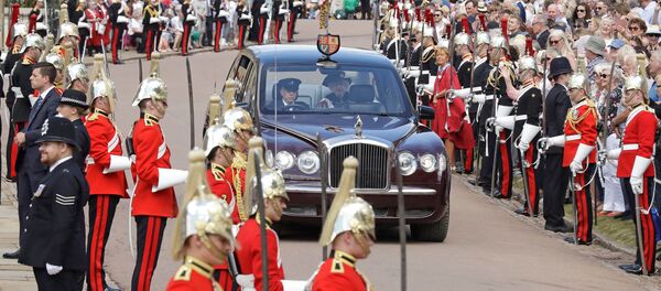 الملكة إليزابيث الثانية تصل إلى حفل منح وسام التميز  في قلعة وندسور - سبوتنيك عربي