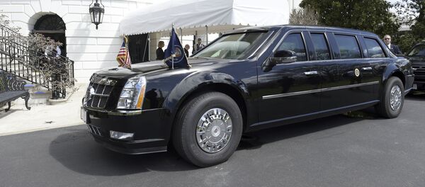 الرئيس الأمريكي دونالد ترامب في سيارة ليموزين مدرعة جديدة من طراز كاديلاك الرئيس الأمريكي دونالد ترامب في سيارة ليموزين مدرعة جديدة من طراز كاديلاك - سبوتنيك عربي