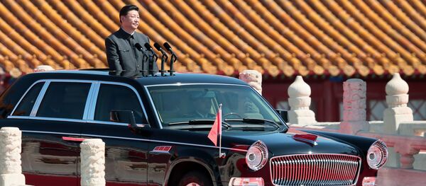 رئيس جمهورية الصين الشعبية شي جين بينغ قبل بدء العرض العسكري بمناسبة الذكرى السبعين لانتهاء الحرب العالمية الثانية - سبوتنيك عربي