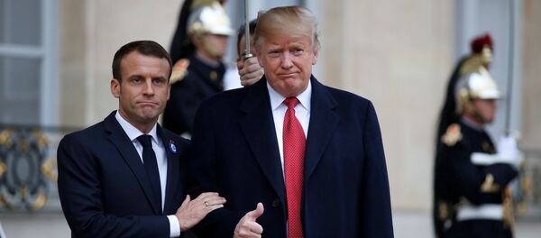 الرئيس الفرنسي إيمانويل ماكرون يستقبل الرئيس الأمريكي دونالد ترامب في قصر الإليزيه عشية الاحتفال بذكرى يوم الهدنة، بعد مرور 100 عام على نهاية الحرب العالمية الأولى، في باريس - سبوتنيك عربي