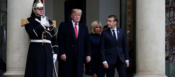 الرئيس الفرنسي إيمانويل ماكرون وزوجته بريجيت ماكرون يرافقان الرئيس الأمريكي دونالد ترامب والسيدة الأولى ميلانيا ترامب أثناء مغادرتهما قصر الإليزيه في باريس - سبوتنيك عربي