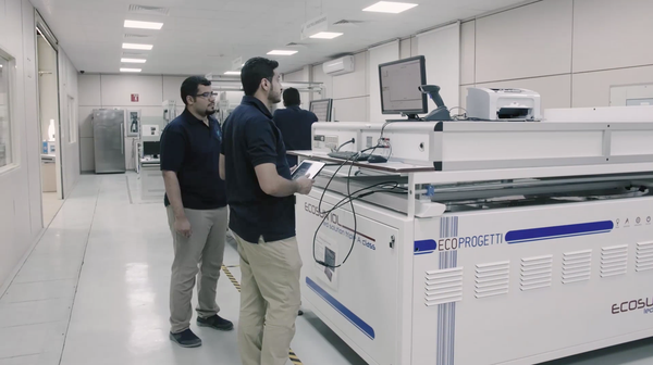 المهندسين خلال صناعة الألواح داخل مصنع الطاقة الشمسية في الرياض - سبوتنيك عربي