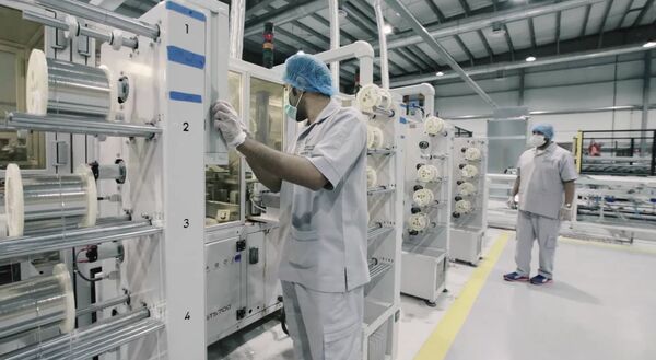 المهندسين في مصنع الألواح الشمسية في الرياض  - سبوتنيك عربي