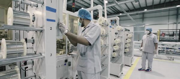 المهندسين في مصنع الألواح الشمسية في الرياض  - سبوتنيك عربي