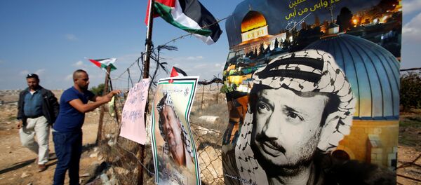 ملصقات للرئيس الفلسطيني الراحل ياسر عرفات قرب الخليل في الضفة الغربية المحتلة - سبوتنيك عربي