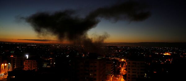 دخان يتصاعد بعد غارة جوية إسرائيلية على مدينة غزة - سبوتنيك عربي
