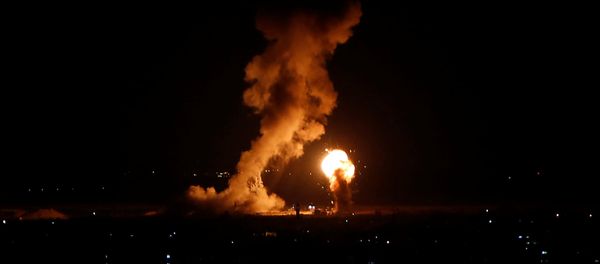 دخان ولهب خلال غارة جوية إسرائيلية في غزة دخان ولهب خلال غارة جوية إسرائيلية في غزة - سبوتنيك عربي