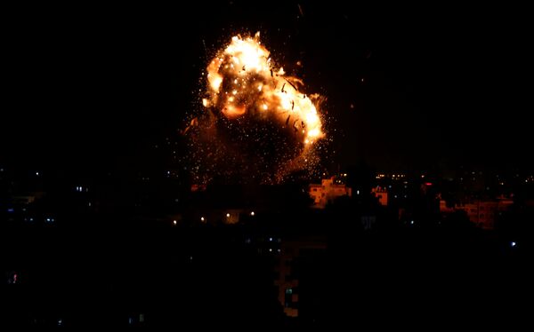 انفجار خلال غارة جوية إسرائيلية على محطة تلفزيون حماس في مدينة غزة انفجار خلال غارة جوية إسرائيلية على محطة تلفزيون حماس في مدينة غزة - سبوتنيك عربي