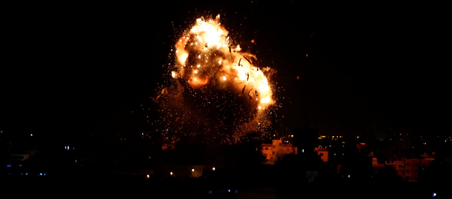 انفجار خلال غارة جوية إسرائيلية على محطة تلفزيون حماس في مدينة غزة - سبوتنيك عربي, 1920, 01.07.2021