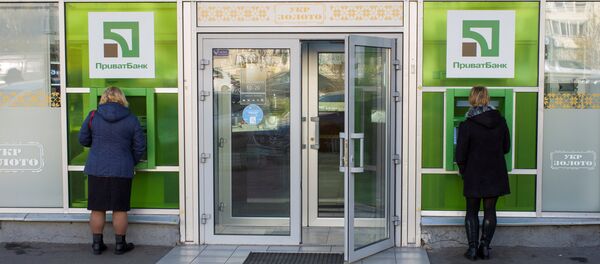 عملاء يستخدمون ماكينات صراف آلي - سبوتنيك عربي