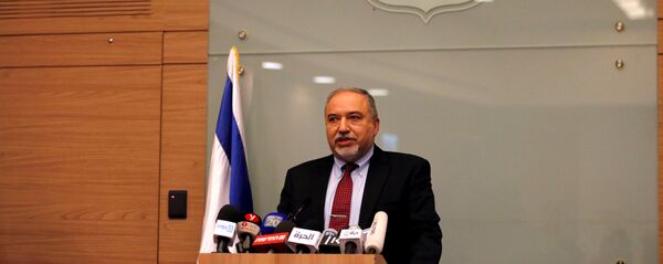 وزير الدفاع الإسرائيلي، أفيغدور ليبرمان، خلال إعلان استقالته في مؤتمر صحفي في الكنيست الإسرائيلي، 14 نوفمبر/ تشرين الثاني 2018 وزير الدفاع الإسرائيلي، أفيغدور ليبرمان، خلال إعلان استقالته في مؤتمر صحفي في الكنيست الإسرائيلي، 14 نوفمبر/ تشرين الثاني 2018 - سبوتنيك عربي