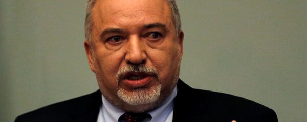 وزير الدفاع الإسرائيلي، أفيغدور ليبرمان، خلال إعلان استقالته في مؤتمر صحفي في الكنيست الإسرائيلي، 14 نوفمبر/ تشرين الثاني 2018 - سبوتنيك عربي