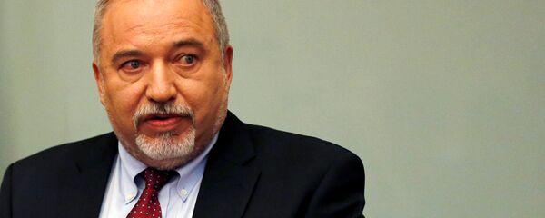 وزير الدفاع الإسرائيلي، أفيغدور ليبرمان، خلال إعلان استقالته في مؤتمر صحفي في الكنيست الإسرائيلي، 14 نوفمبر/ تشرين الثاني 2018 - سبوتنيك عربي